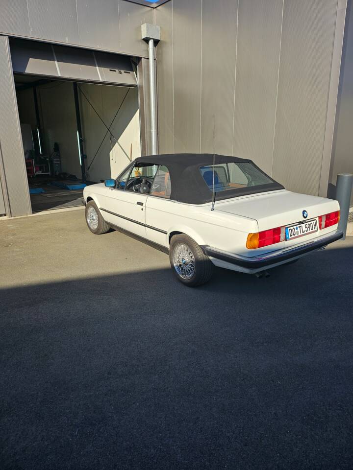 Immagine 2/67 di BMW 320i (1990)