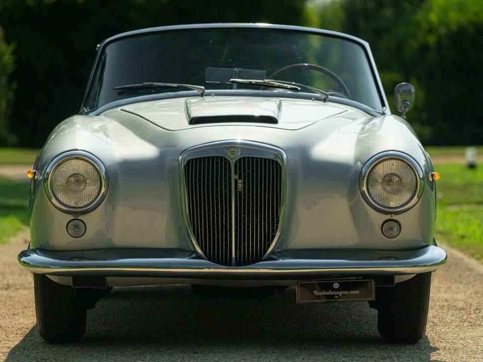 Immagine 6/50 di Lancia Aurelia B24 Convertibile (1958)