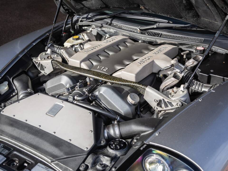 Image 16/30 of Aston Martin V12 Vanquish (2002)