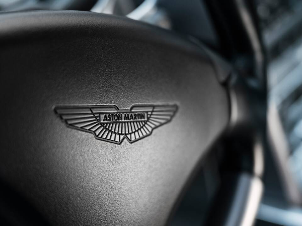 Image 13/23 of Aston Martin V12 Vanquish (2003)