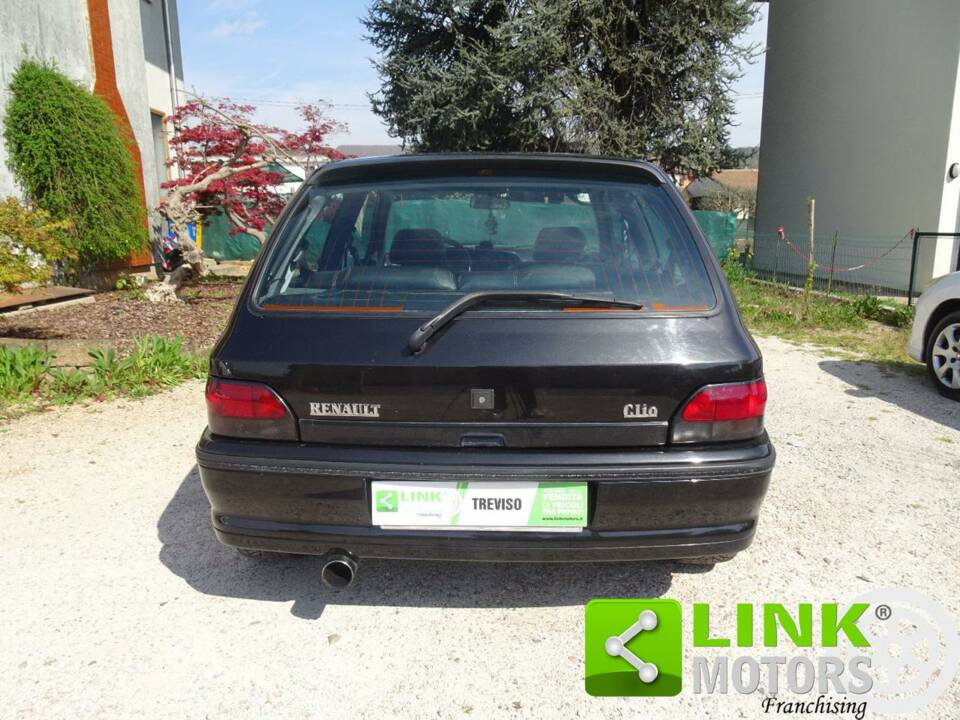 Afbeelding 6/10 van Renault Clio I 1.8 16V (1994)