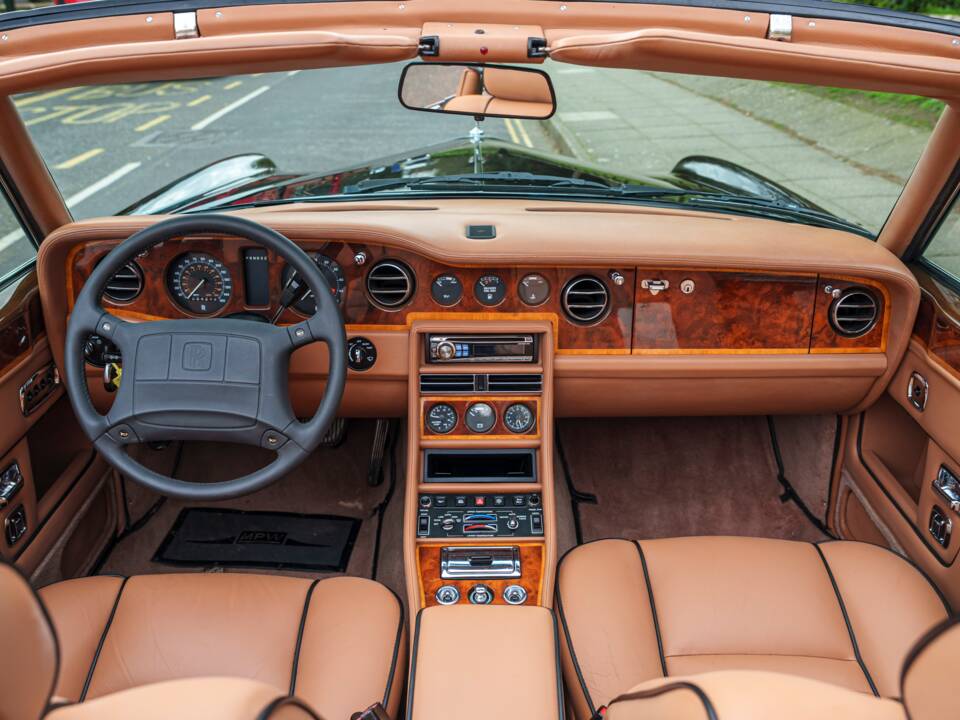 Image 17/29 of Rolls-Royce Corniche IV (1993)