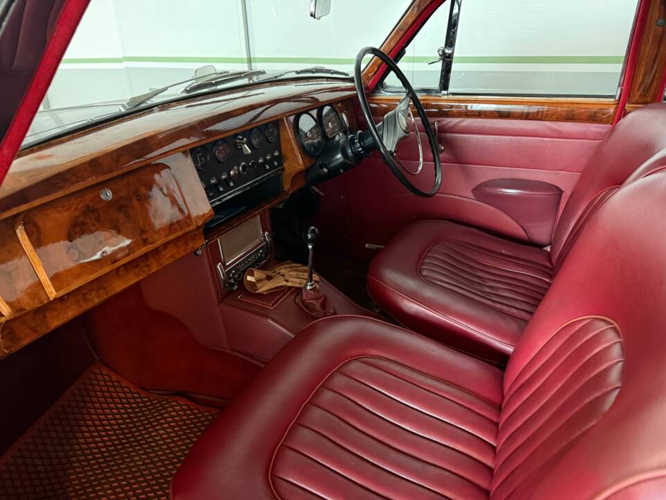 Image 8/22 of Jaguar 240 (1968)