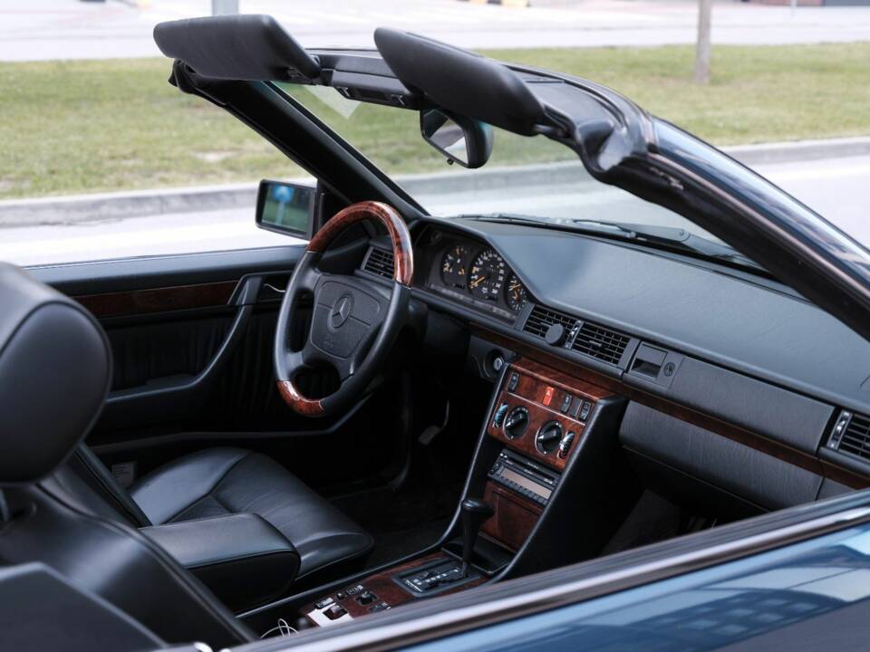 Obraz 47/50 pojazdu Mercedes-Benz 300 CE-24 (1992)