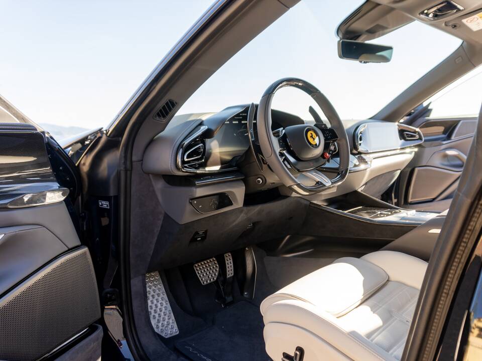 Image 6/21 of Ferrari Purosangue V12 (2025)