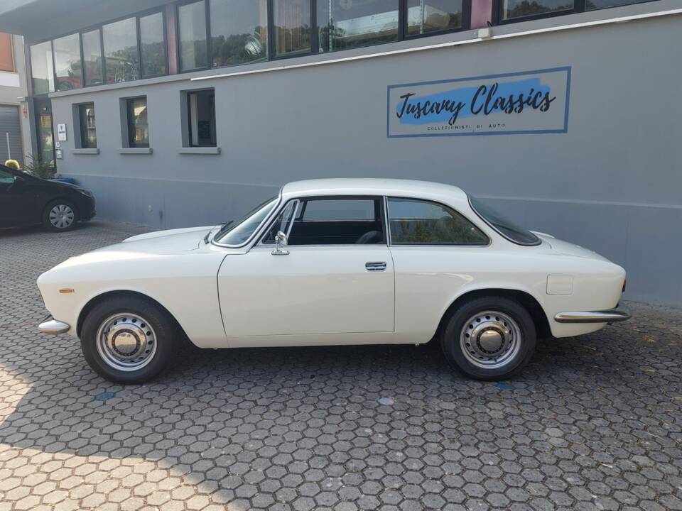 Image 2/21 of Alfa Romeo Giulia GT 1300 Junior (1970)