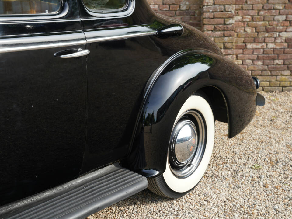 Image 41/50 of Oldsmobile F-Series Business Coupe (1938)