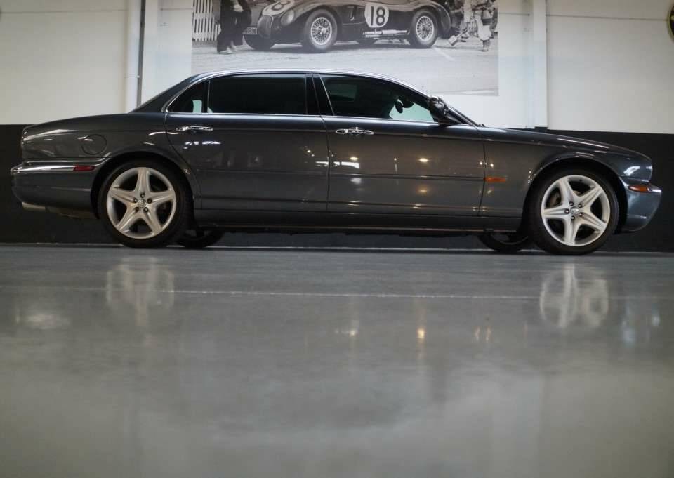 Image 35/50 of Jaguar XJ 8 4.2 (2005)