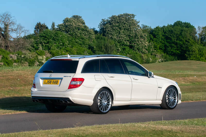 Immagine 16/50 di Mercedes-Benz C 63 AMG T (2009)