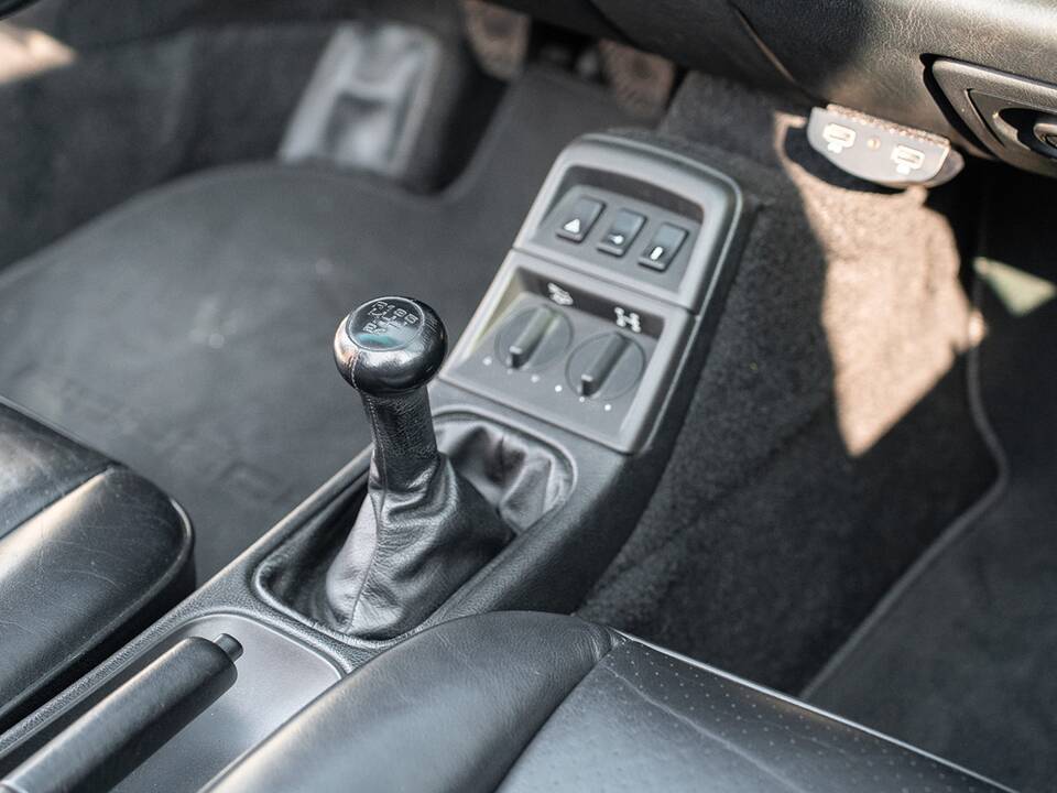 Image 31/48 of Porsche 911 Carrera 4 (1992)