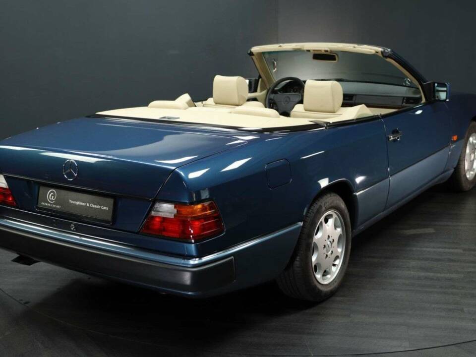 Bild 2/30 von Mercedes-Benz 300 CE-24 (1993)