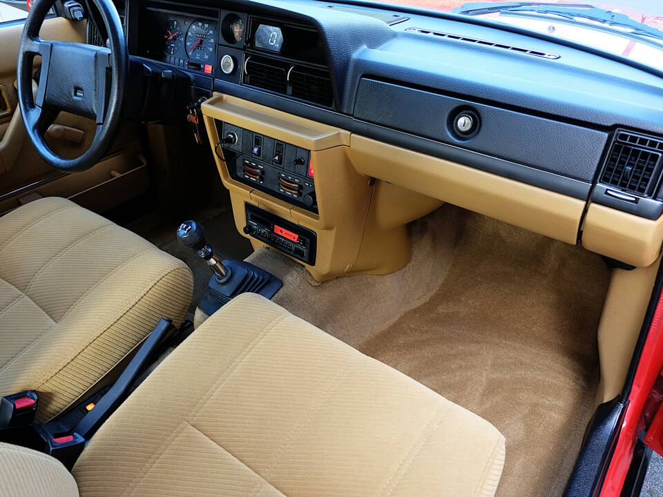 Image 27/75 de Volvo 240 (1986)