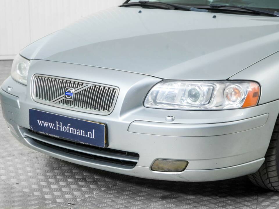 Image 18/36 of Volvo V70 D5 (2008)