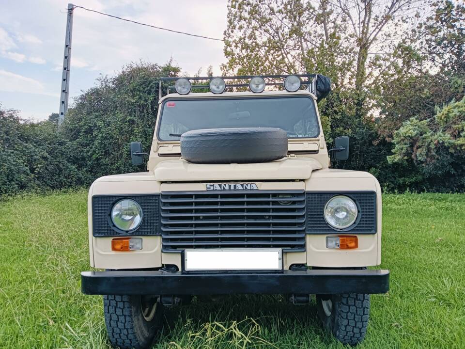 Image 2/23 of Land Rover 110 (1990)