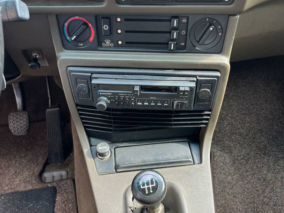 Image 13/41 of BMW 528i (1986)
