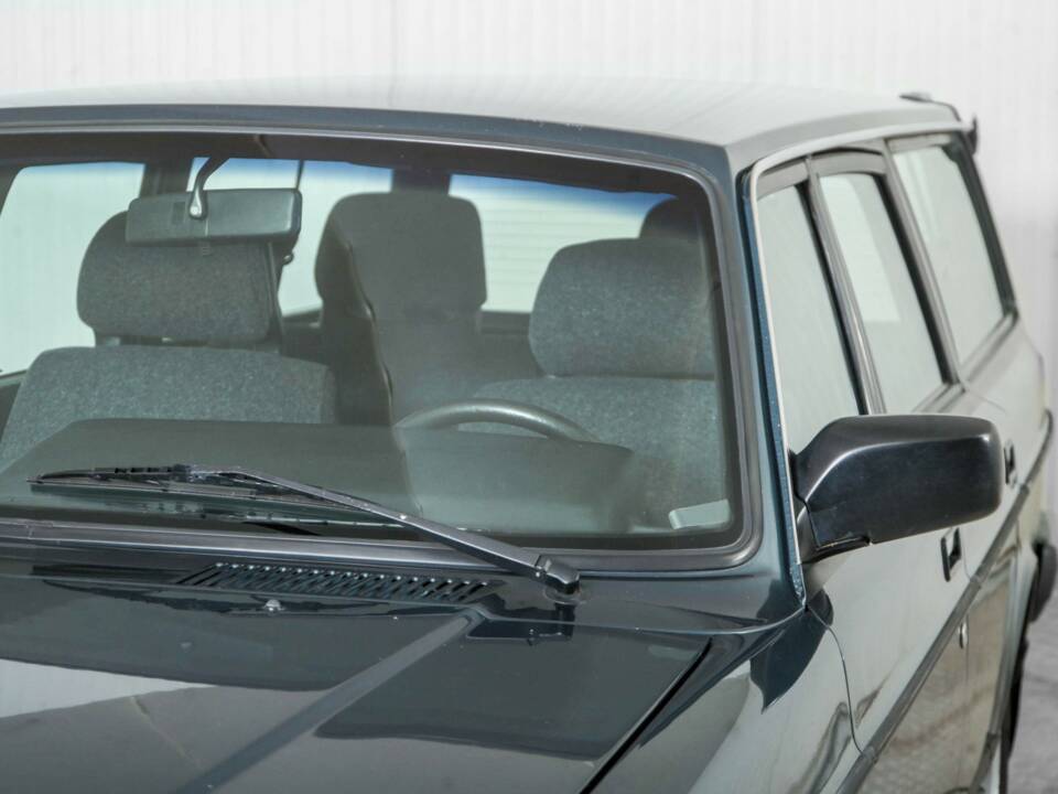 Immagine 26/50 di Volvo 240 GL (1990)