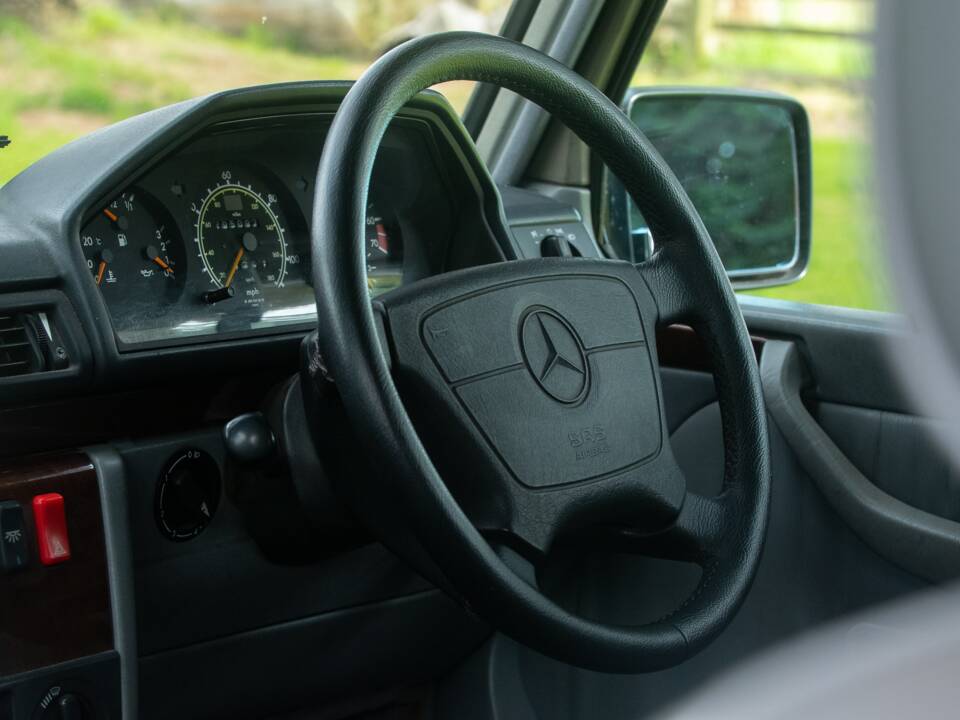 Bild 26/39 von Mercedes-Benz 300 GE (lang) (1995)