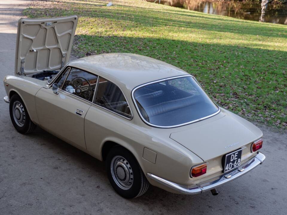 Image 41/54 of Alfa Romeo Giulia GT 1300 Junior (1972)