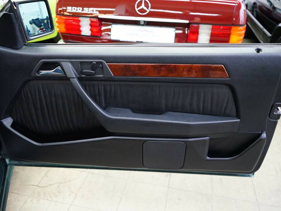 Immagine 29/46 di Mercedes-Benz 300 CE-24 (1992)