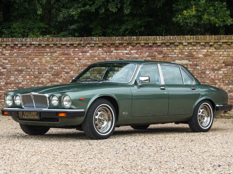 Image 25/50 of Jaguar XJ 6 4.2 (1985)