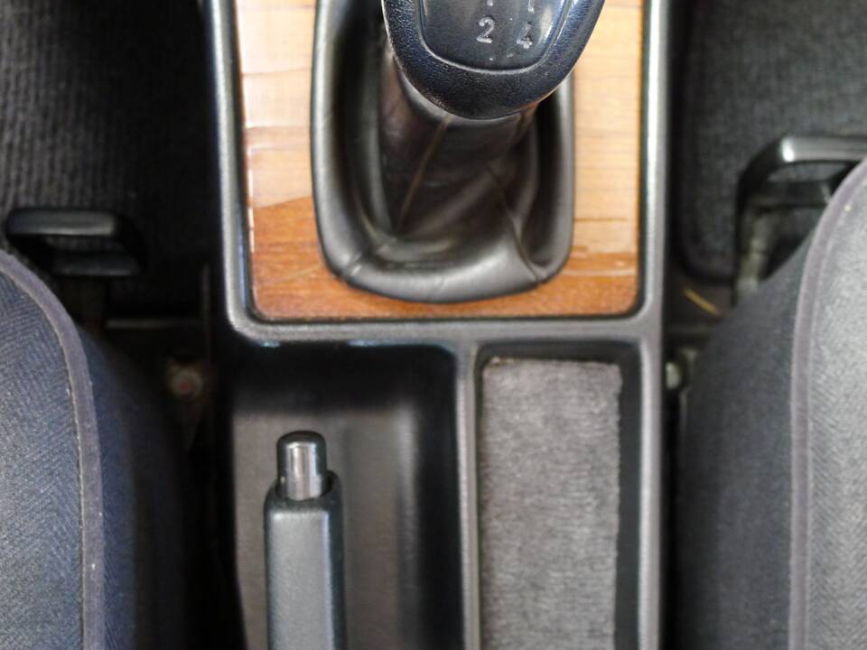Image 4/34 de Mercedes-Benz 190 E 1.8 (1991)