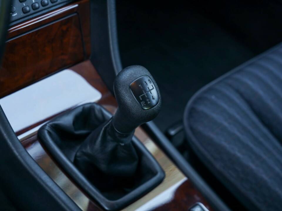 Image 47/50 of Mercedes-Benz 200 E (1992)