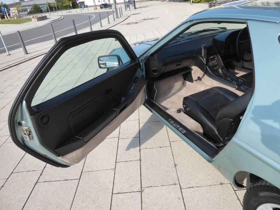 Image 38/70 of Porsche 928 S (1985)