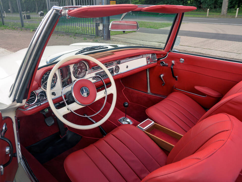 Image 32/60 of Mercedes-Benz 230 SL (1967)
