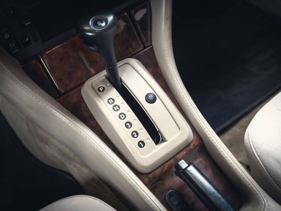 Bild 12/15 von Opel Senator 3,0i 24V (1992)