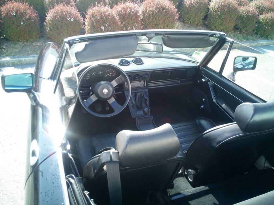 Bild 2/8 von Alfa Romeo 1.6 Spider (1989)
