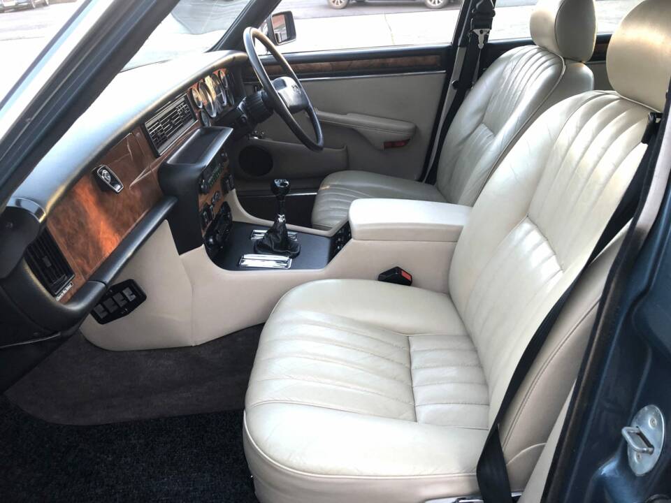 Image 10/13 de Daimler Sovereign 4.2 (1984)