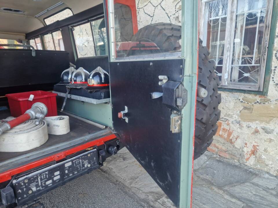 Image 41/54 of Land Rover 109 (1970)