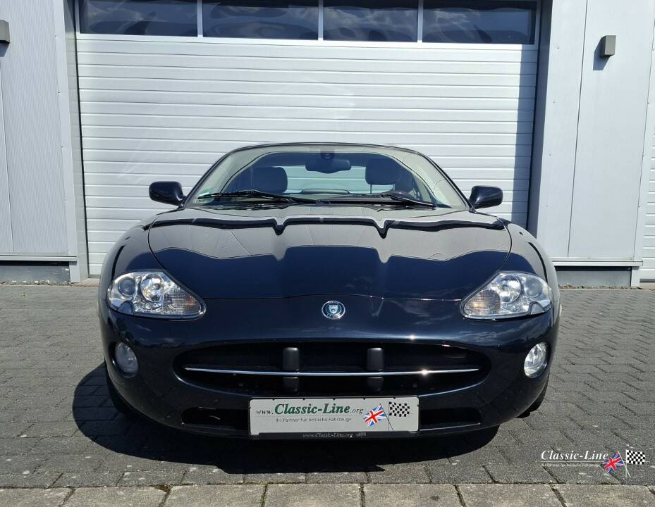 Image 2/23 of Jaguar XK8 4.2 (2005)