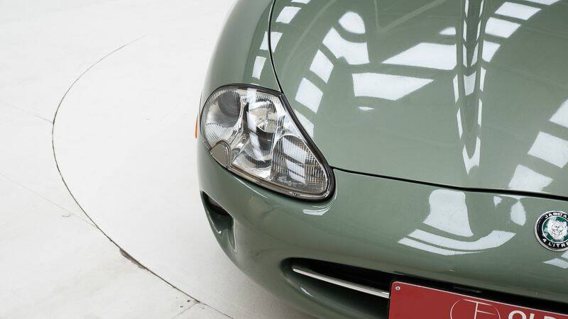 Image 10/15 of Jaguar XK8 4.0 (2000)