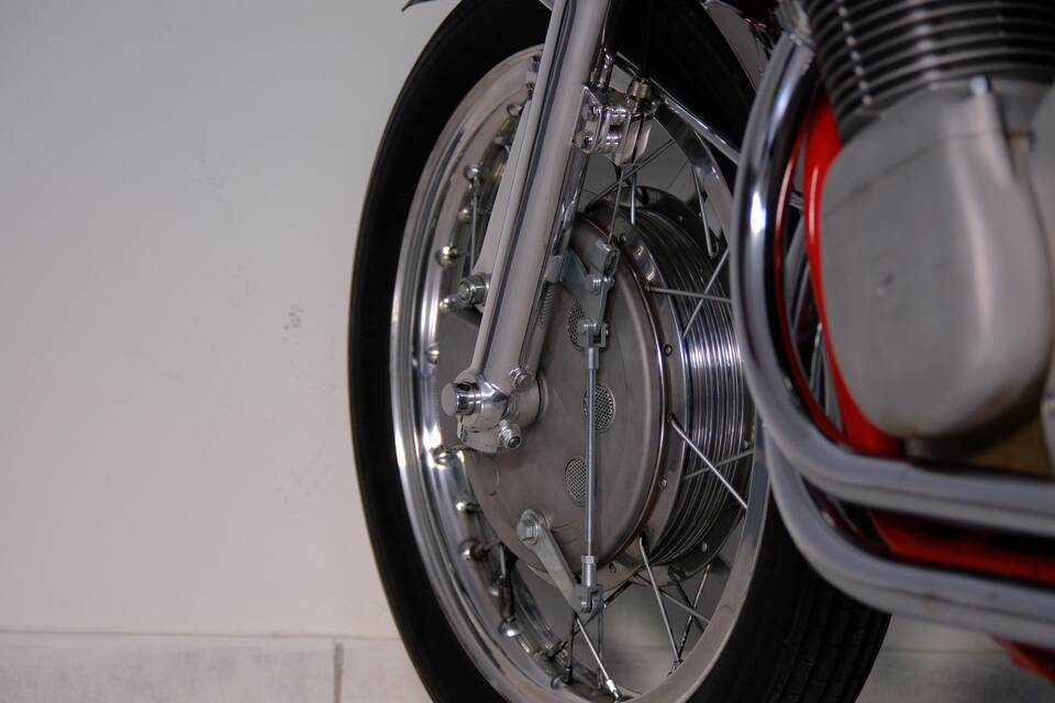 Image 76/99 of MV Agusta 750 Sport (1971)