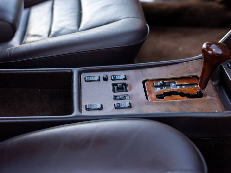 Image 61/95 of Mercedes-Benz 560 SEC (1985)