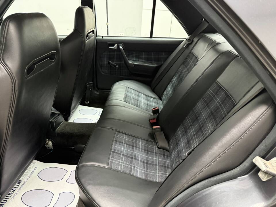 Image 11/21 of Mercedes-Benz 190 E 2.5-16 (1993)