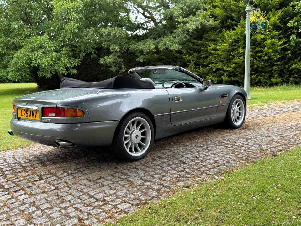 Image 24/28 of Aston Martin DB 7 Volante (1997)