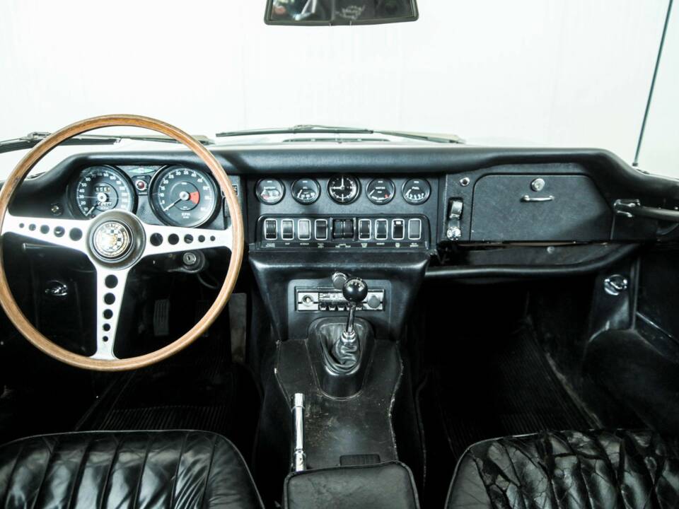 Image 4/47 de Jaguar E-Type (1969)