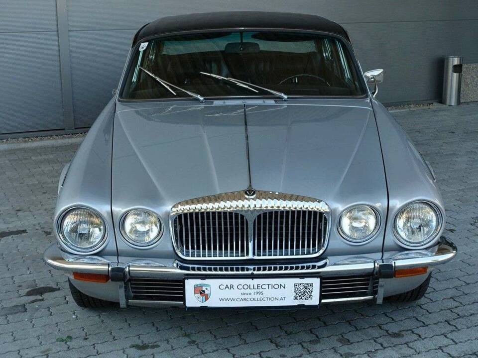 Afbeelding 3/20 van Daimler Double Six (1976)