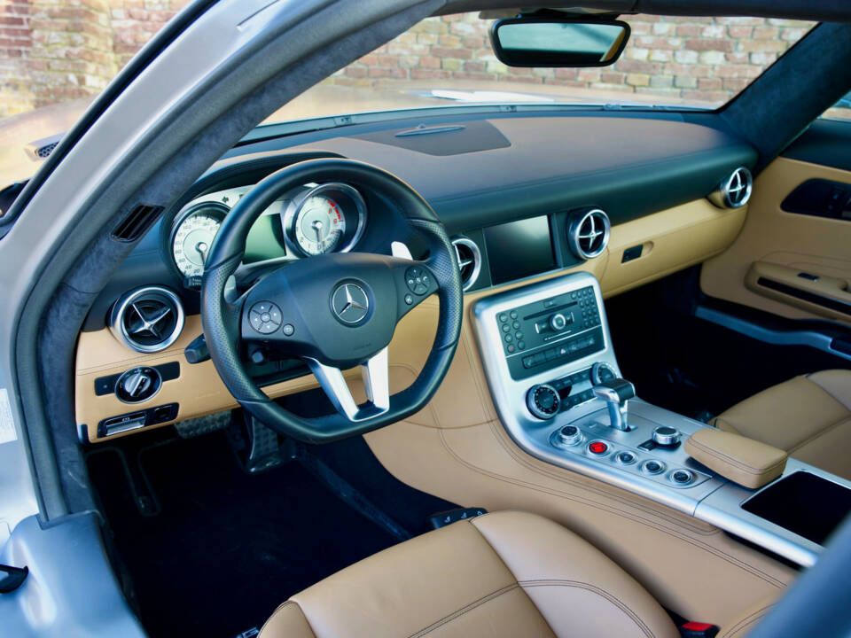 Imagen 3/50 de Mercedes-Benz SLS AMG (2011)