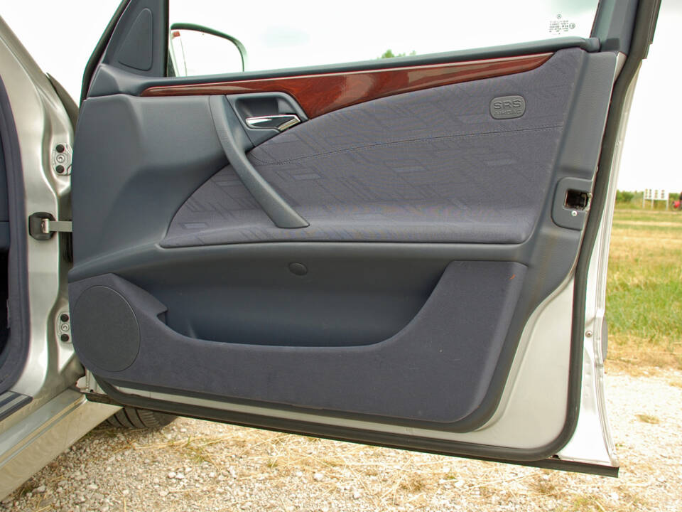 Imagen 19/34 de Mercedes-Benz E 240 (1999)