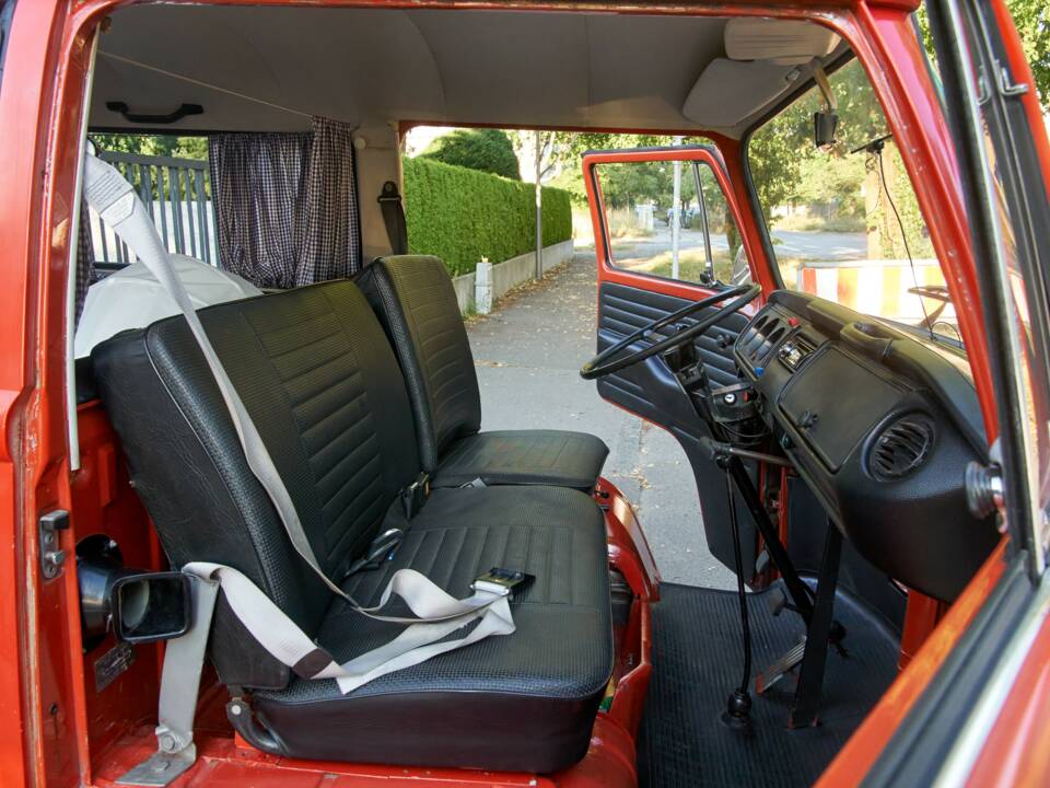 Bild 6/17 von Volkswagen T2b Kleinbus (1974)