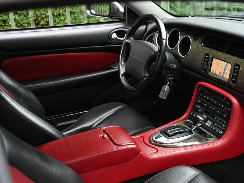 Image 41/51 of Jaguar XKR (2003)