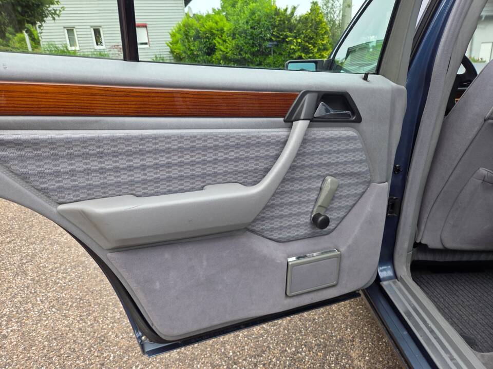 Afbeelding 50/54 van Mercedes-Benz 200 E (1992)