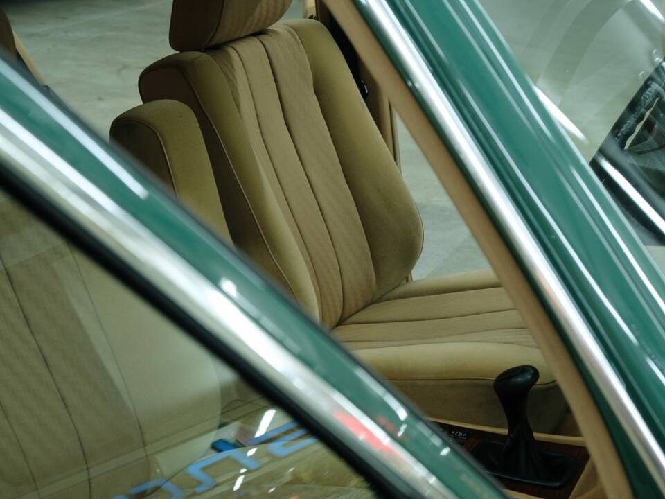Bild 26/50 von Mercedes-Benz 260 SE (1990)