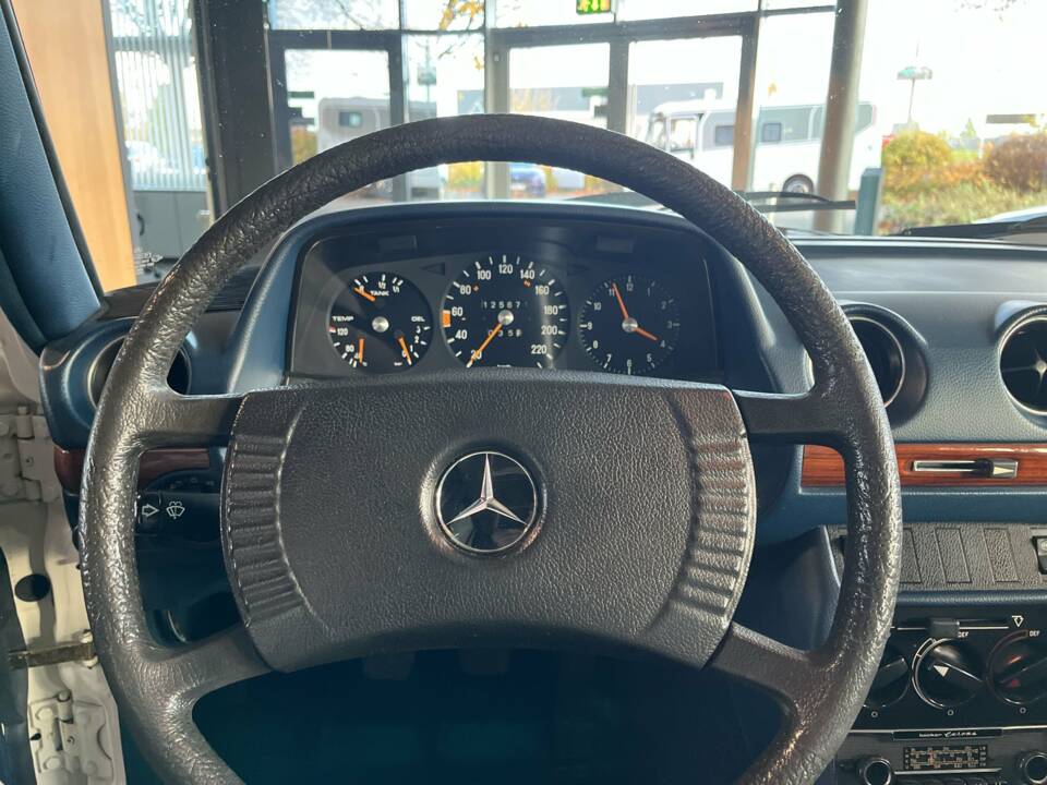 Image 19/22 of Mercedes-Benz 280 E (1977)