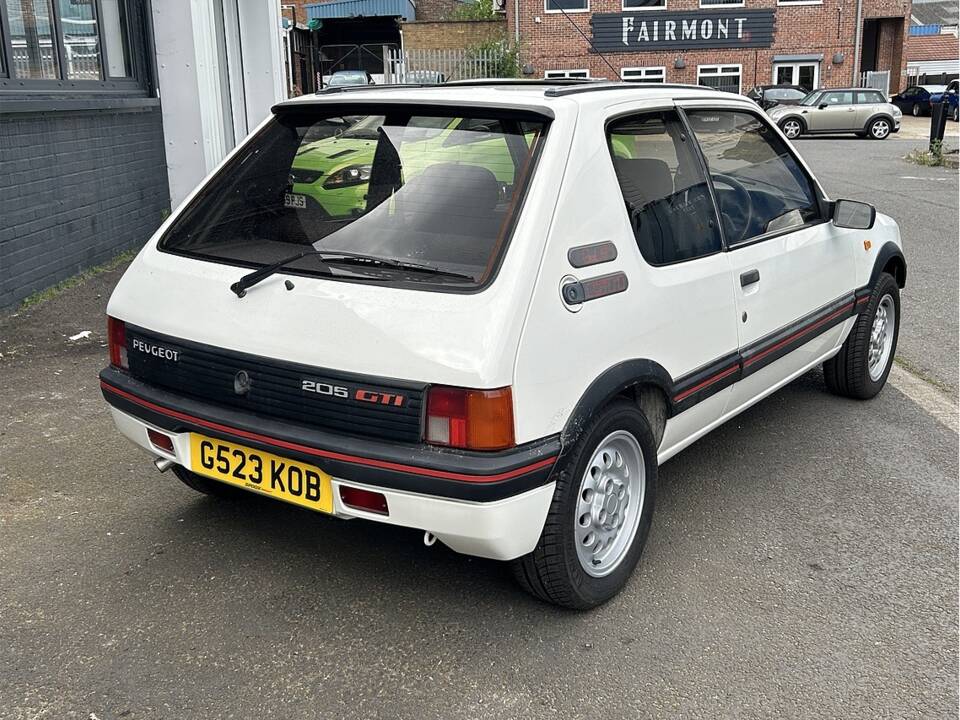 Image 3/10 de Peugeot 205 GTi (1990)