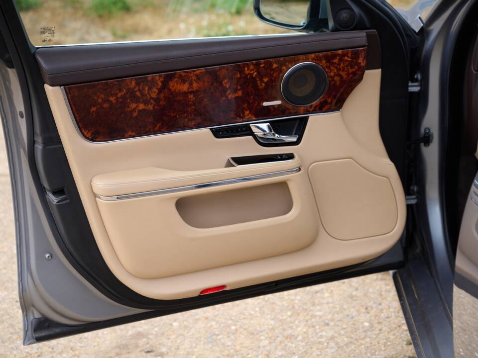 Bild 11/50 von Jaguar XJ 5.0 (2010)