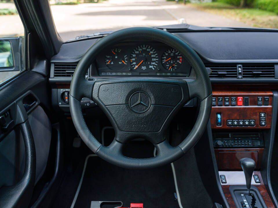 Imagen 14/27 de Mercedes-Benz E 500 Limited (1994)